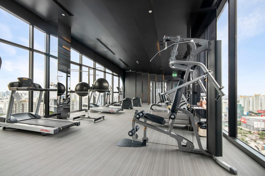 gym professionnel avec vue panoramique et équipements modernes